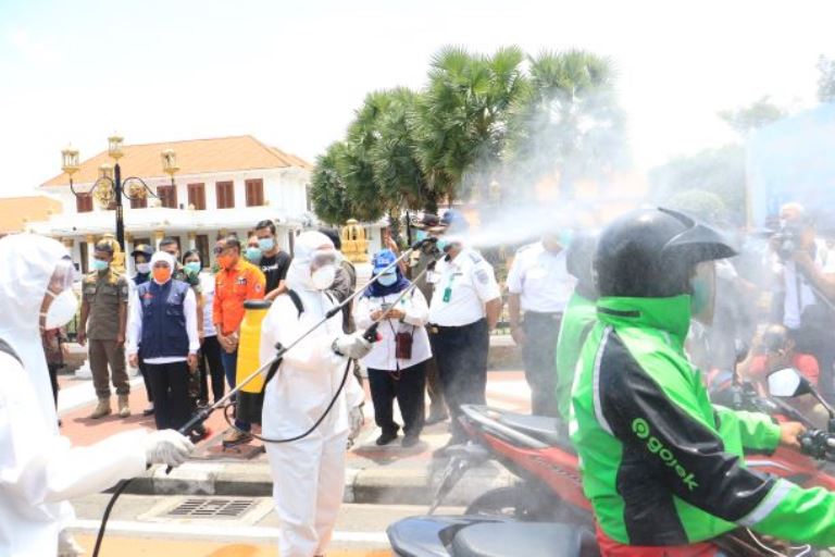 Cegah Covid-19, Ratusan Ojol Disemprot Disinfektan