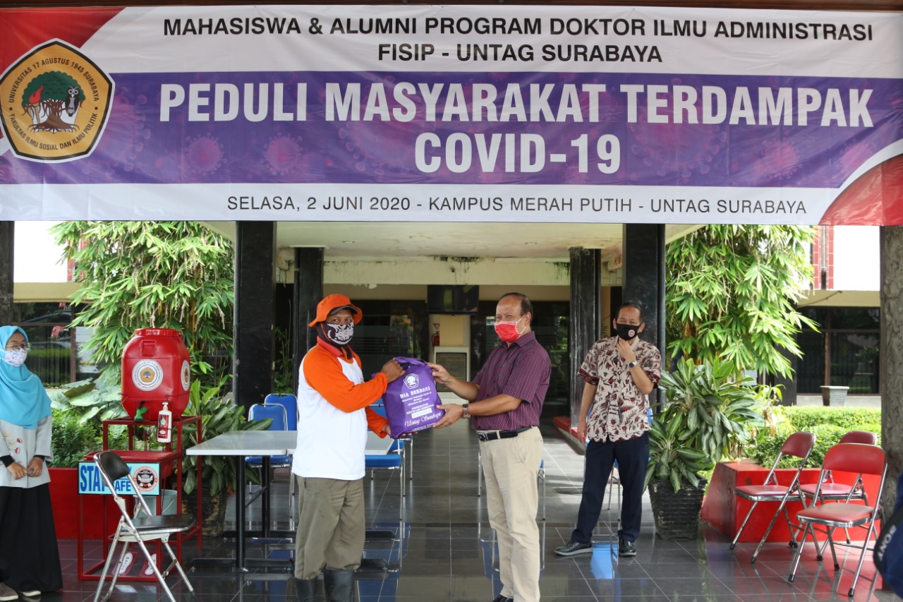 Untag Surabaya Kembali Bagi Bansos, Kini Giliran Mahasiswa Prodi DIA