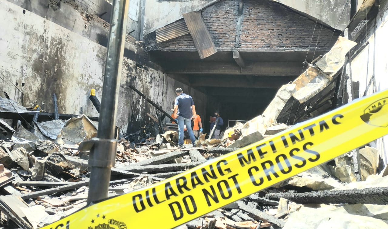 Tim Labfor Polda Jatim Olah TKP Kebakaran Ruko Anda Fashion Mojokerto