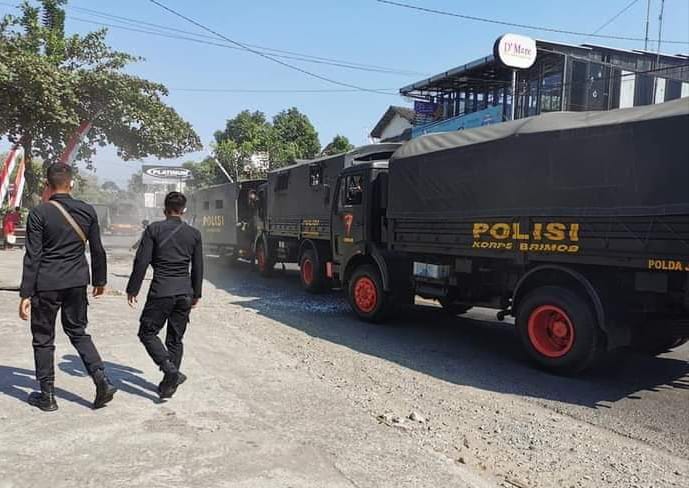 Hindari Motor, Konvoi Truk Brimob Pengamanan Pengesahan PSHT Blitar Saling Seruduk
