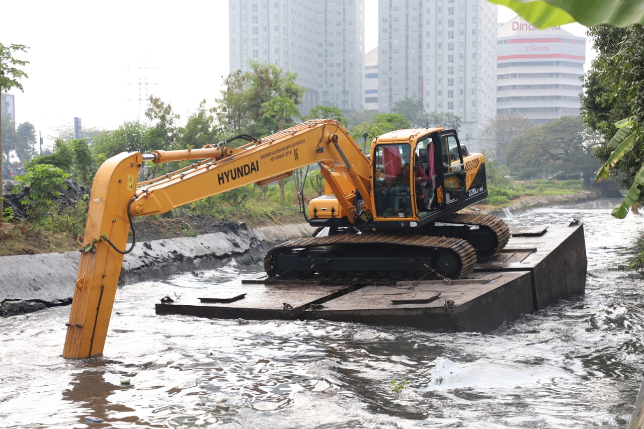 Di Tengah Pandemi, Pemkot Surabaya Tetap Lakukan Pengerukan Sungai Untuk Antisipasi Banjir