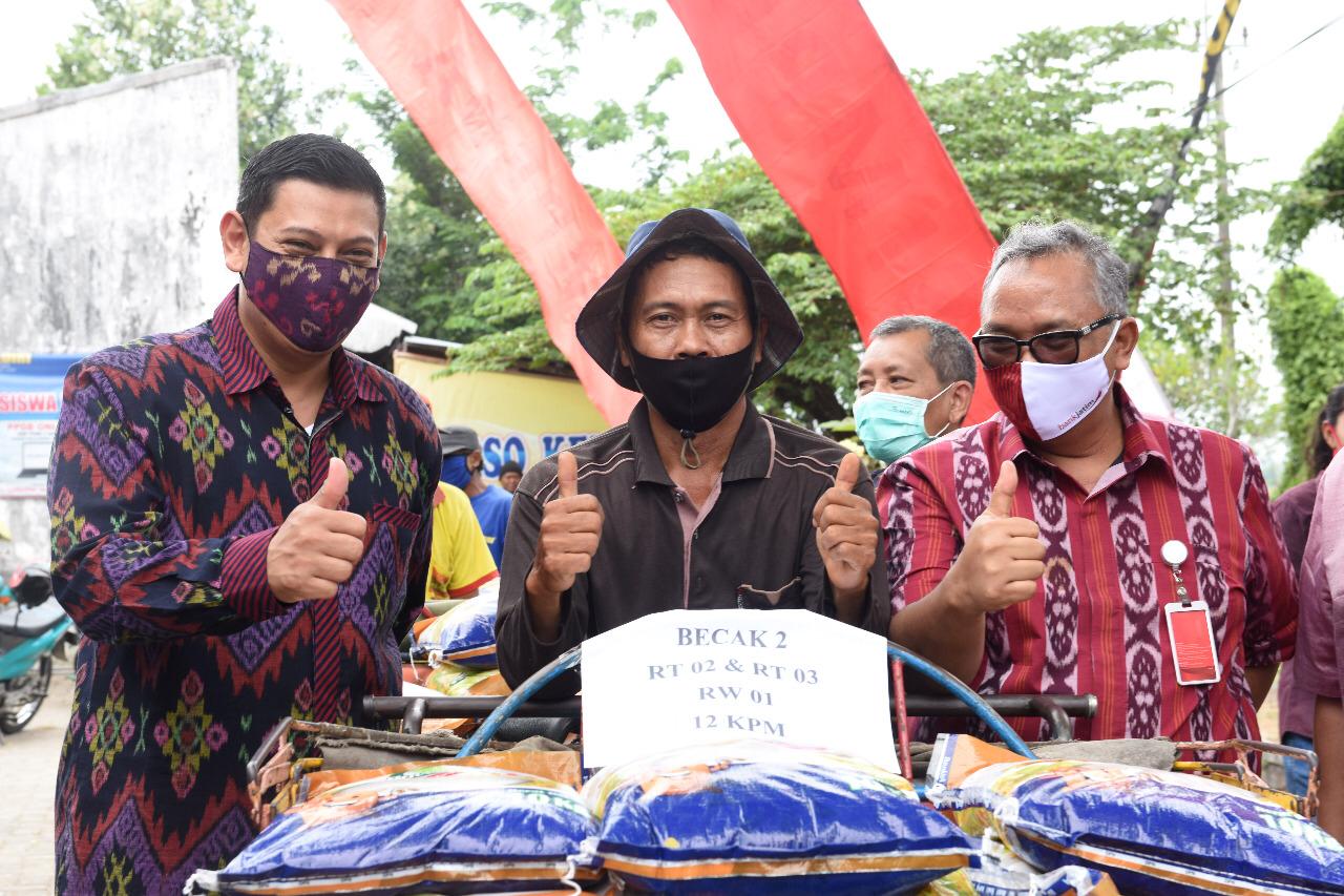 Walikota Abu Bakar Terima 10.000 Masker Tenun Ikat Bantuan CSR Bank Jatim