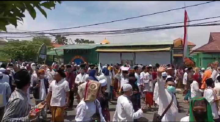 Umat Islam dan FPI Luruk Polres Sampang Tuntut HRS Dibebaskan Tanpa Syarat