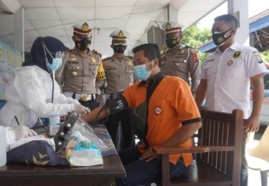 Momen Tahun Baru 2021, Masuk Terminal Pare Kabupaten Kediri Awak Bus Dites Urine dan Rapid