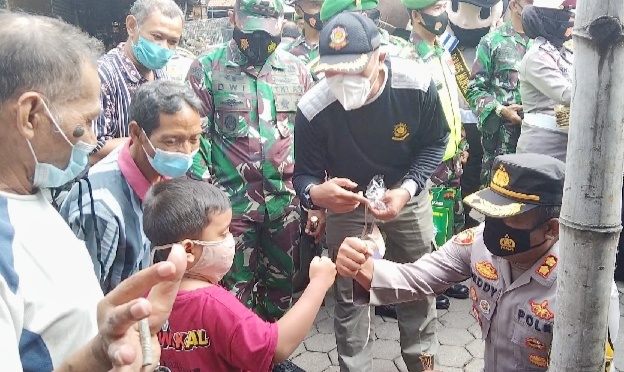 Tiga Pilar Kota Mojokerto Bagikan 2.000 Masker di Pasar Burung
