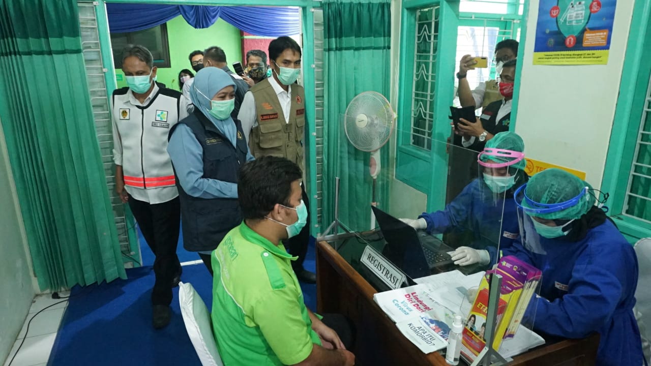 Khofifah Pastikan Tidak Ada Kasus KIPI Saat Vaksinasi di Madiun