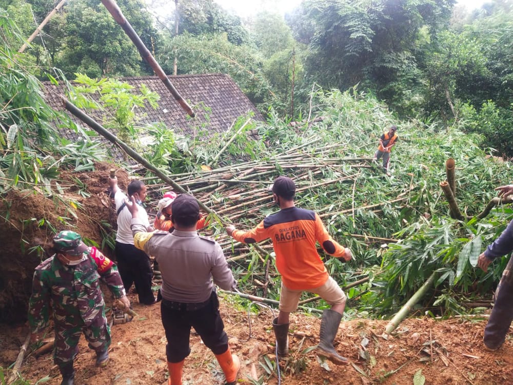 Satu Rumah di Kabupaten Ngawi Tertimpa Tanah Longsor