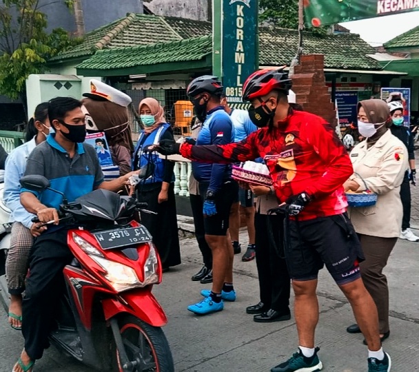 Jajaran Kodim dan Polres Mojokerto Kota Gowes Sambil Membagi Masker