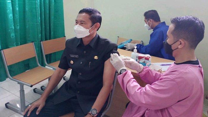 Bupati Yuhronur Rela Antre Bersama Warga Menunggu Giliran Vaksin Kedua