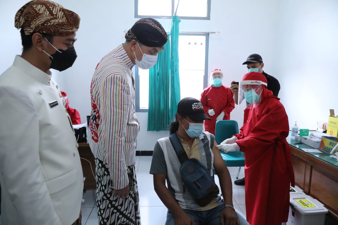 Ganjar Pantau Vaksinasi Pedagang Pasar Solo