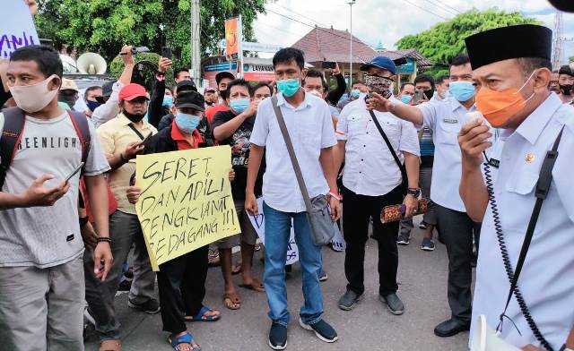 Bupati Ponorogo Ajak Para Pedagang Pasar yang Berdemo Selesaikan Masalah dengan Kepala Dingin