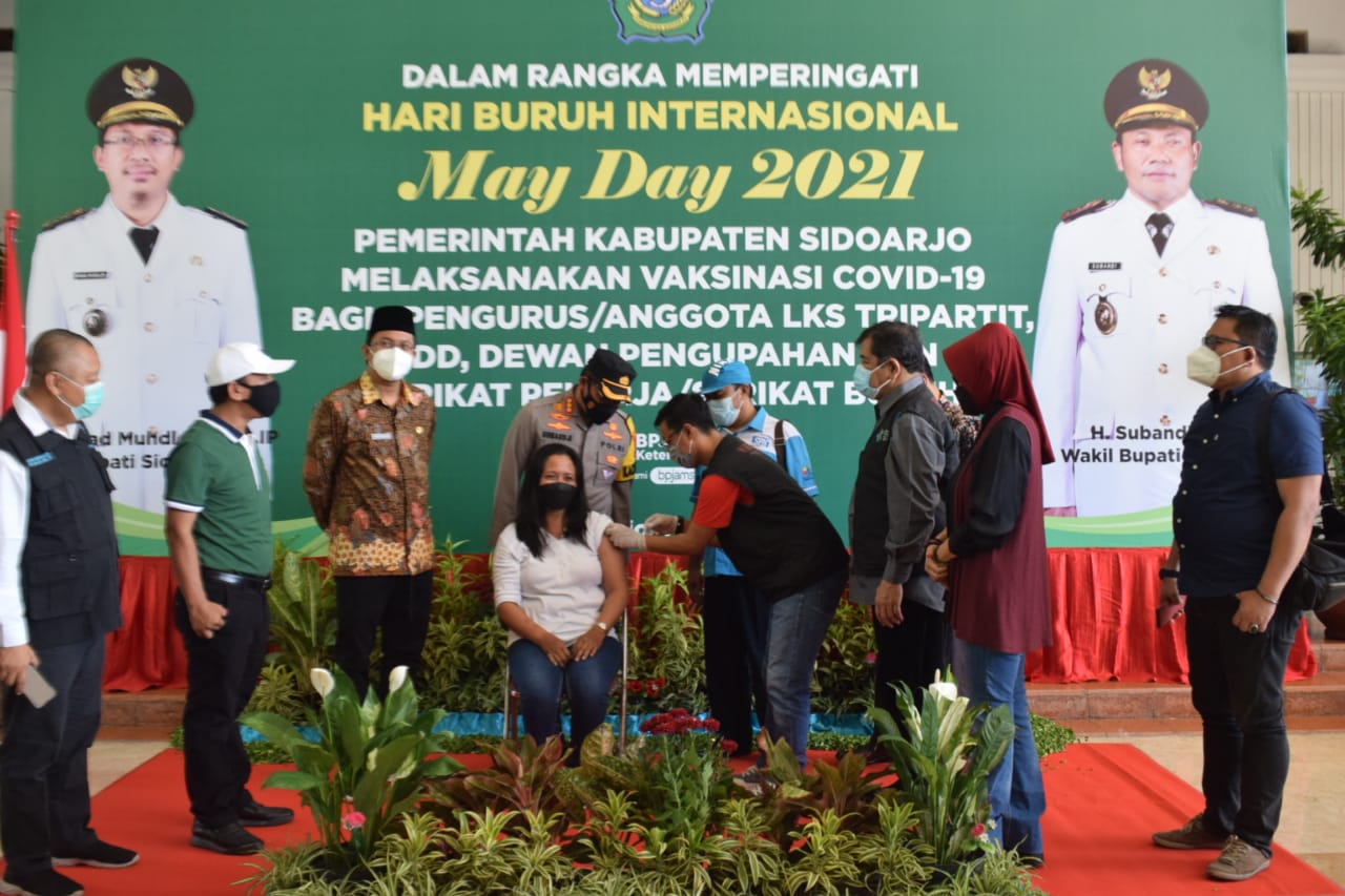Ratusan Buruh di Sidoarjo Rayakan May Day dengan Vaksinasi Bersama