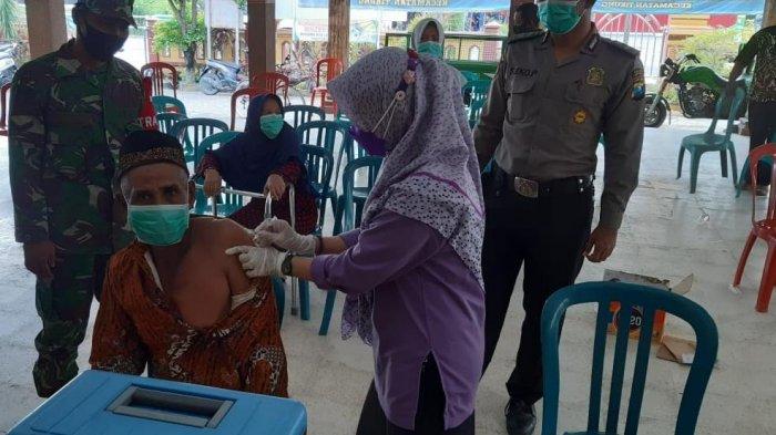 Vaksinasi Lansia di Tikung Lamongan Didampingi Anggota TNI