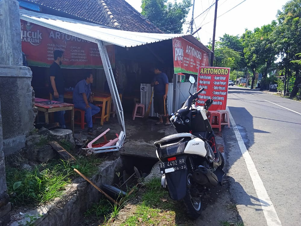 Diduga Mengantuk, Ibu Pengendara N-Max Tabrak Kedai Makan Di Madiun