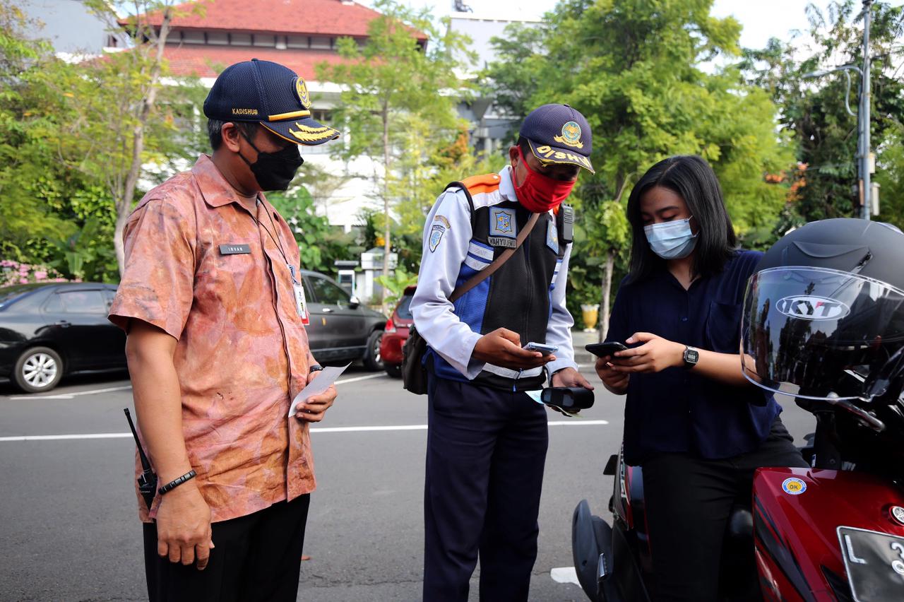 Pembayaran Parkir di Sekitar Balai Kota dan Taman Bungkul Pakai Sistem Qris