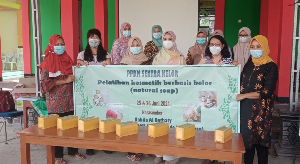 Tim PPDM UBAYA Latih Warga Desa Bogo Membuat Kosmetik Berbasis Kelor