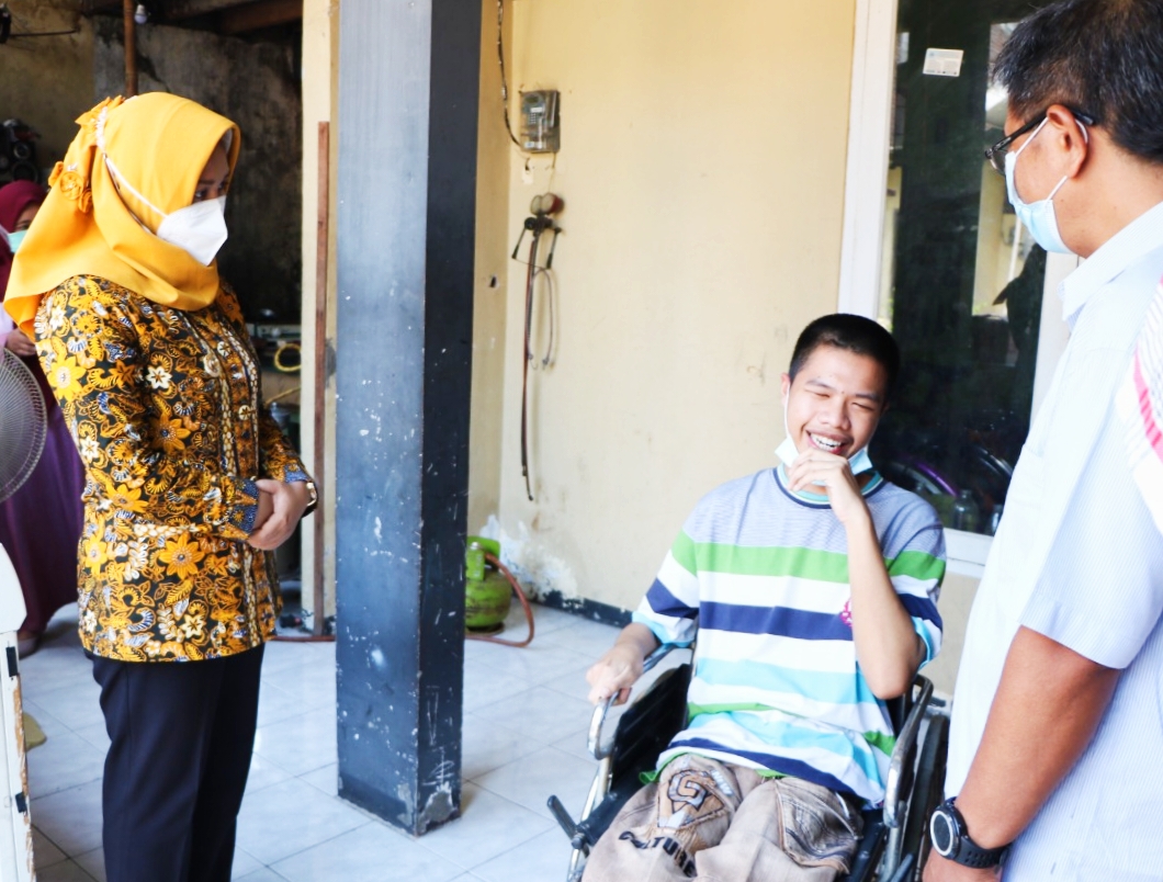 Pemkot Mojokerto Bersama Baznas Salurkan Bantuan Kursi Roda untuk Lansia