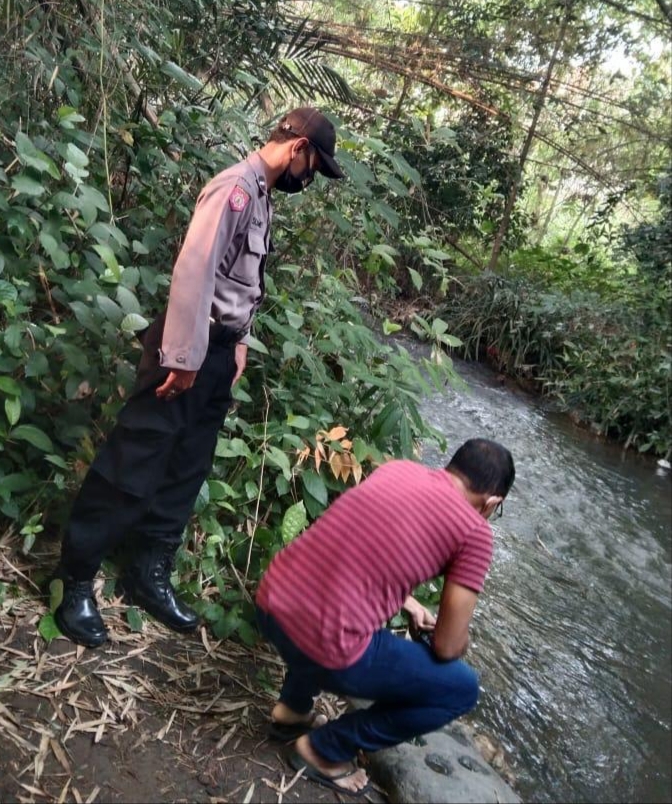 Orok Bayi Perempuan Ditemukan Tewas Mengambang di Sungai Jatirejo