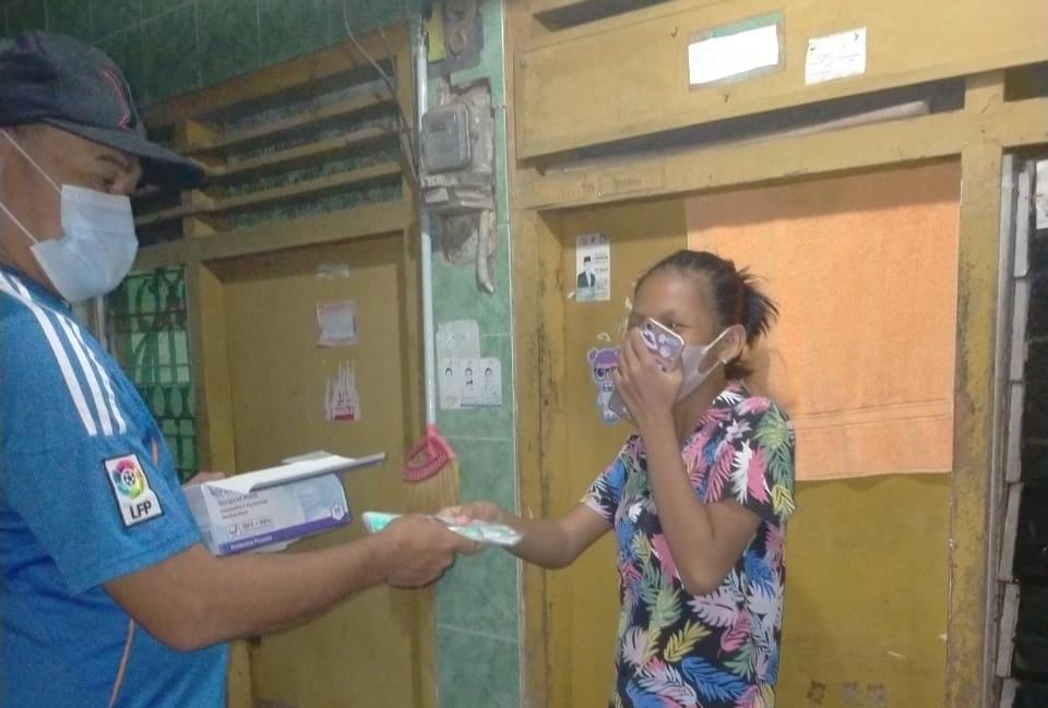 Bagikan Paket Masker dan Vitamin, Wakil Sekretaris DPC PDIP Achmad Hidayat Ajak Warga Optimis Hadapi Pandemi