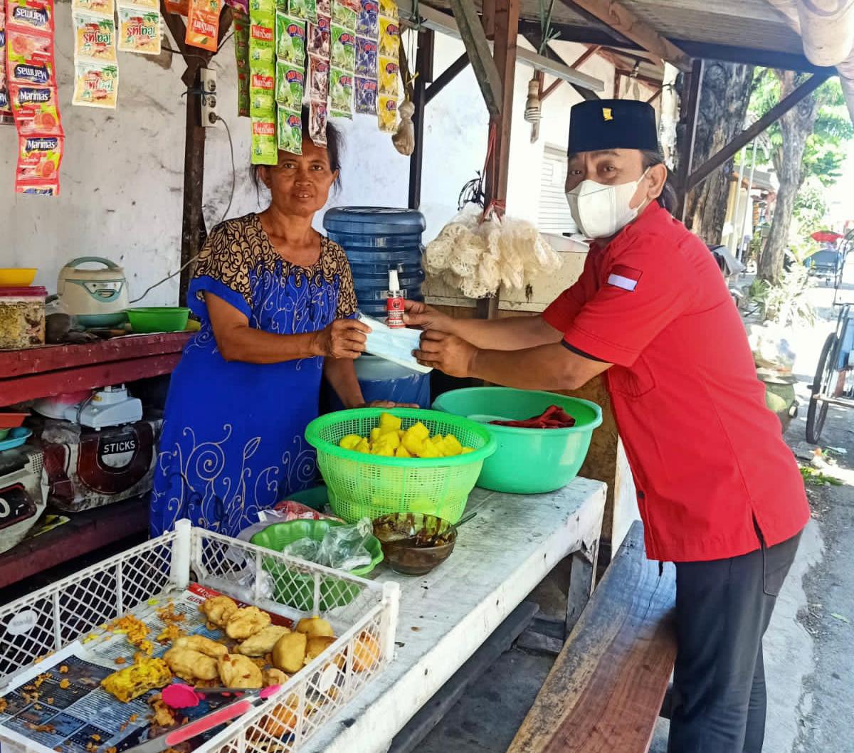 Di Posko Gotong Royong, PDIP Surabaya Bagikan Masker dan Hand Sanitazer
