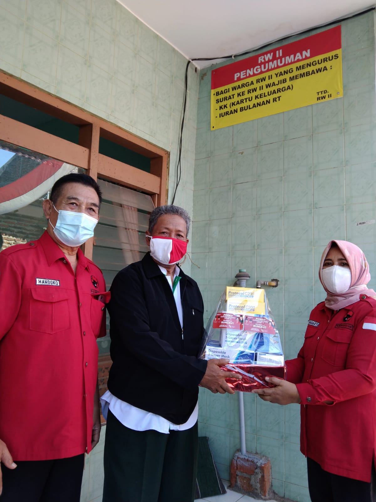 HUT Republik Indonesia ke - 76 , PDI Perjuangan Kecamatan Rungkut Blusukan ke Kampung - Kampung