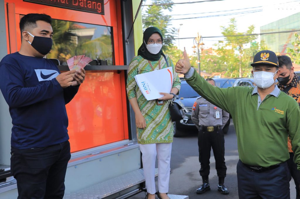Walikota Maidi menunjukkan skema penyaluran BLTD yang langsung ke rekening penerima.