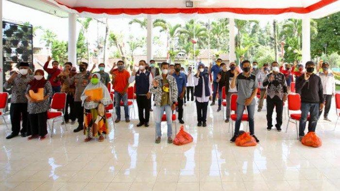 Bupati Banyuwangi Serahkan Bantuan Pada 91 Pelaku Usaha Wisata
