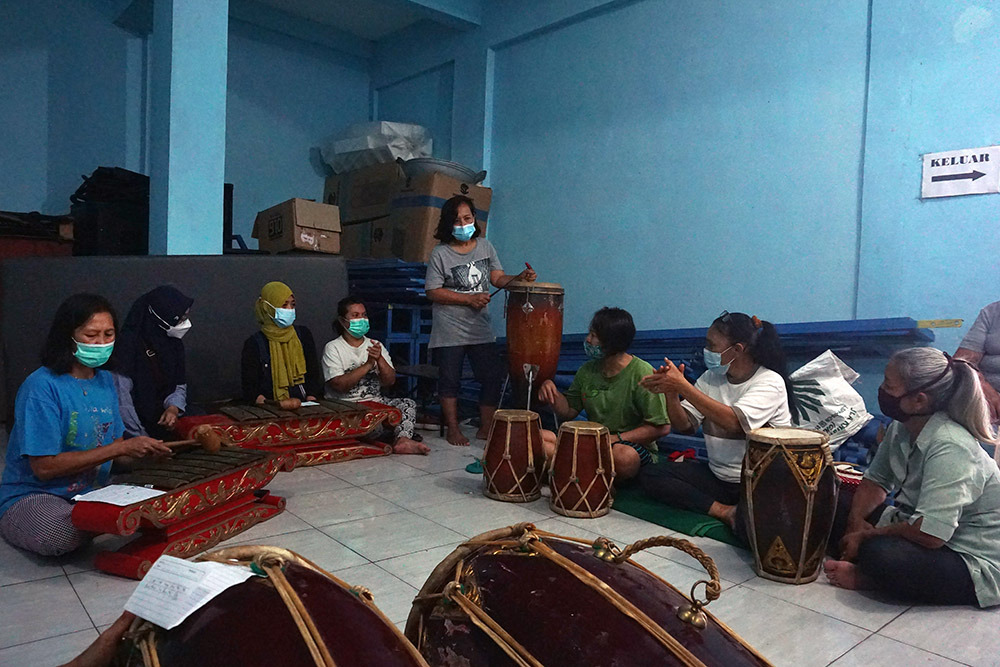 Isi Waktu Luang, Ibu-ibu PKK Ringinanom Kediri Belajar Gamelan