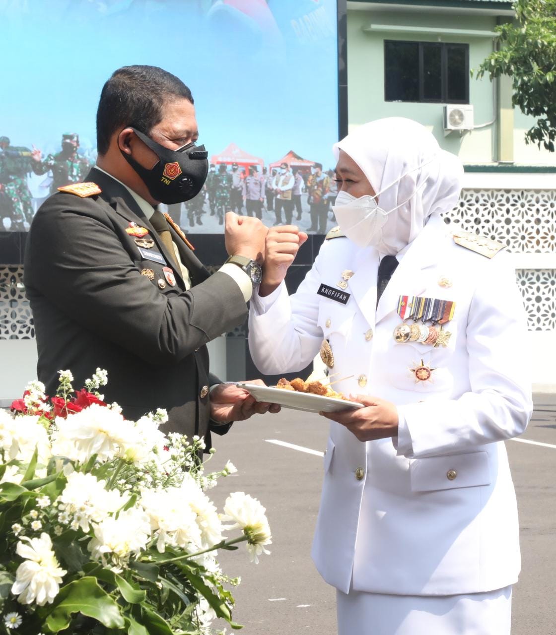 HUT TNI Ke-76, Gubernur Khofifah : Terima Kasih Kontribusi TNI Tangani Pandemi Covid-19 Luar Biasa
