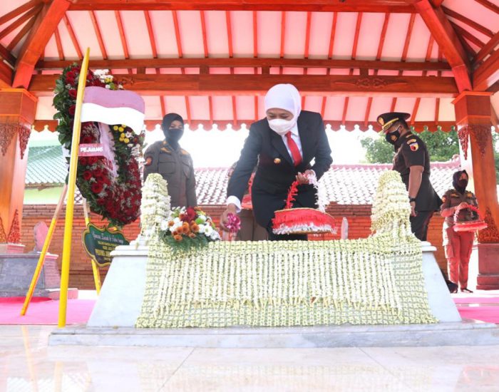 Gubernur Jawa Timur Khofifah Indar Parawansa saat tabur bunga di makam Gubernur Suryo, Magetan, Minggu (10/10/2021).