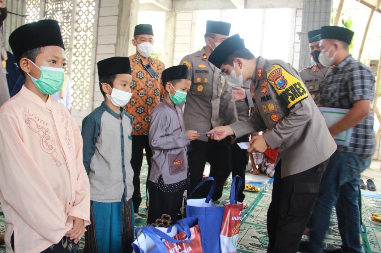 Jelang HUT Humas Polri Ke-70, Polresta Mojokerto Santuni Anak Yatim dan Kaum Dhuafa
