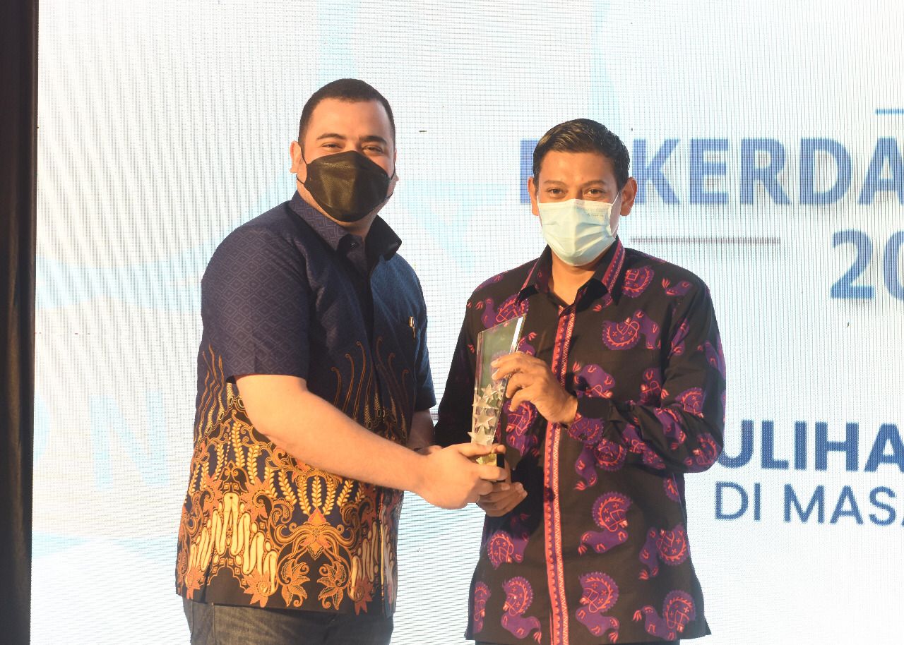 Wali Kota Kediri Raih Penghargaan Karmika Graha Abinaya dari REI Jatim