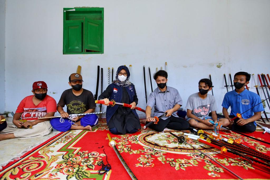 Anak Muda Kreatif di Banyuwangi Ini Raup Puluhan Juta dari Replika Samurai