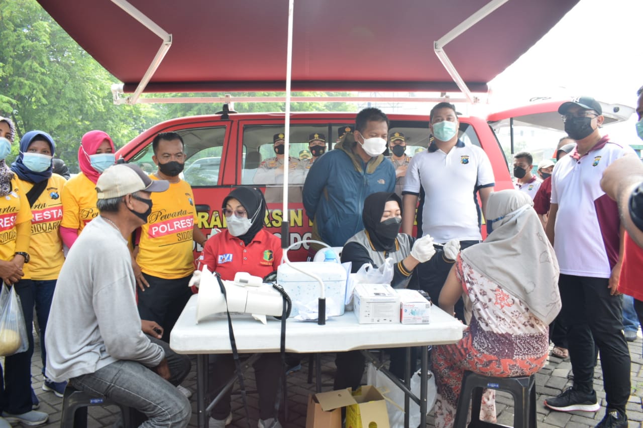 Gandeng Wartawan, Polresta Sidoarjo Gelar Jalan Sehat Sambil Bangkitkan Perekonomian