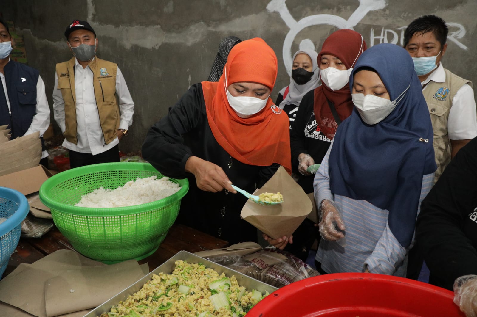 Gubernur Khofifah Pastikan Permakanan Pengungsi APG Semeru Layak dan Tercukupi
