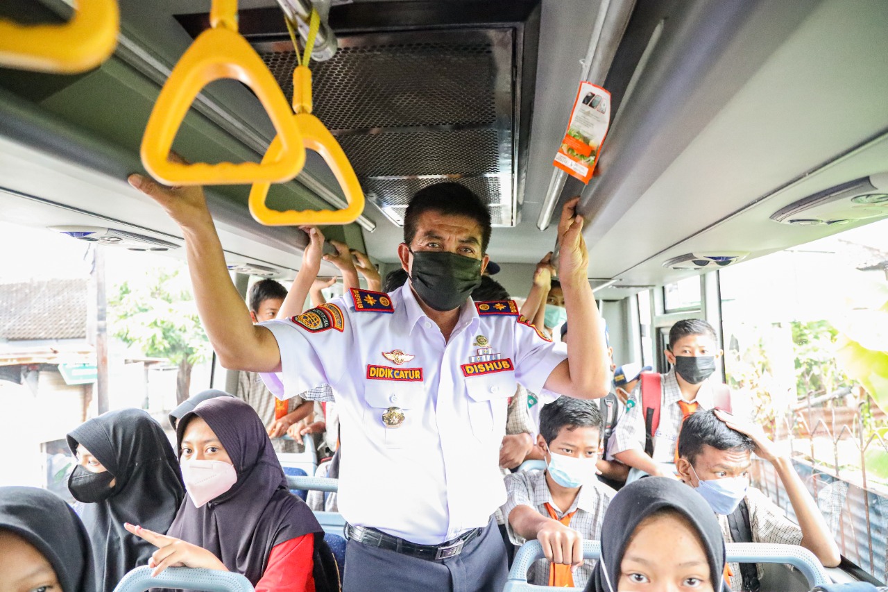 Tinjau Operasional Bus Sekolah, Kadishub Turun Lapangan Antar Langsung Para Siswa