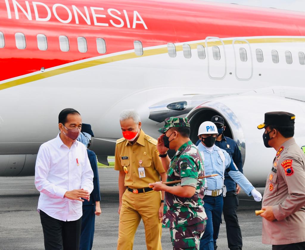 Mendampingi Presiden Jokowi Kunker, Gubernur Ganjar Diminta Kaos Oleh Warga