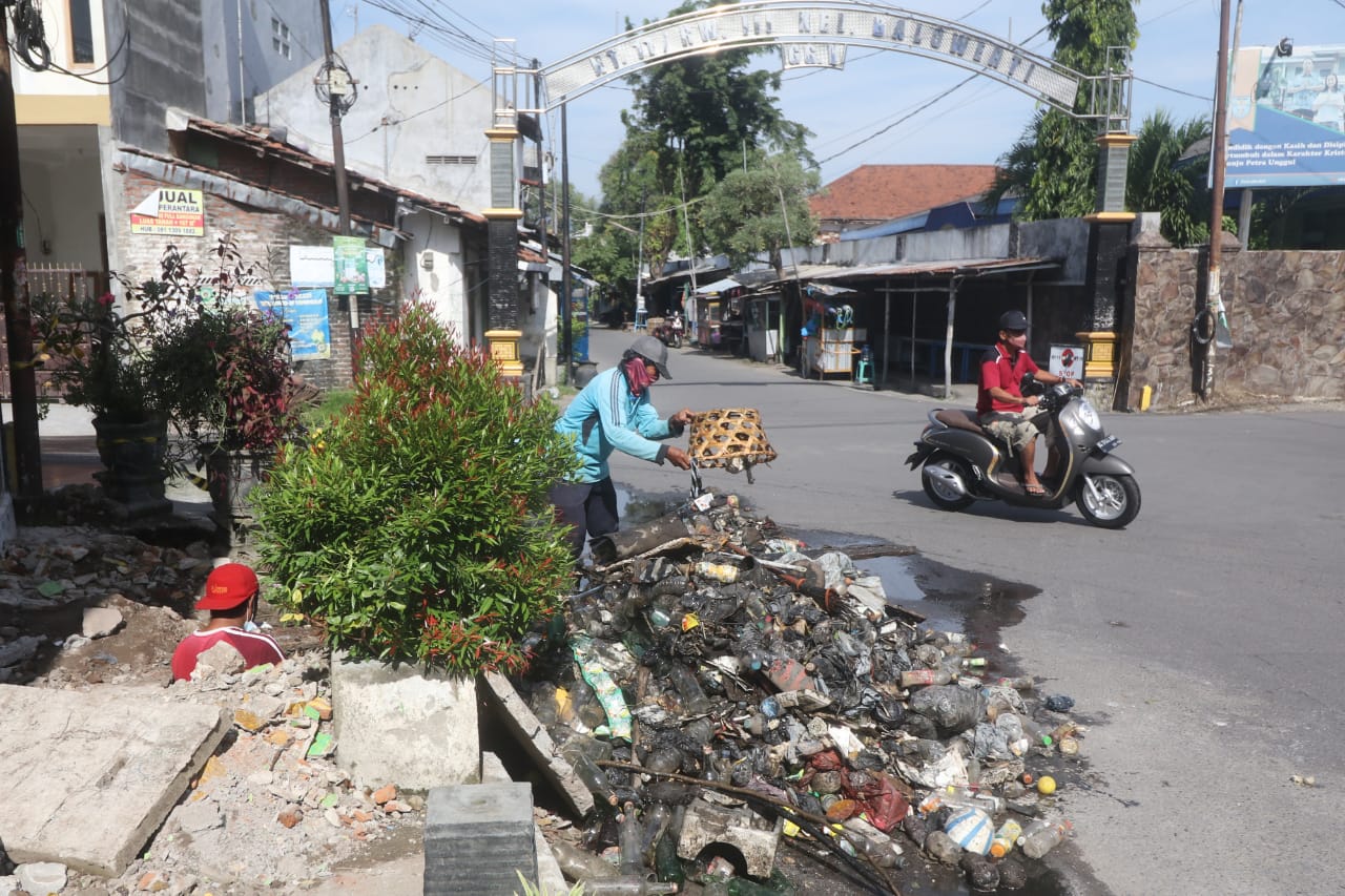 PUPR Kota Kediri Temukan Penyebab Penumpukan Sampah di Drainase, Ternyata Ini Masalahnya