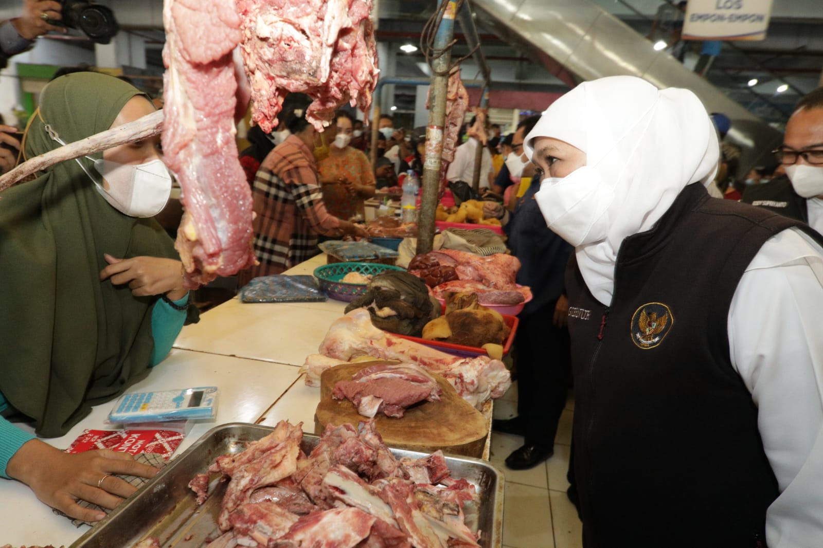 Gubernur Khofifah Pastikan Harga Daging dan Tempe Stabil