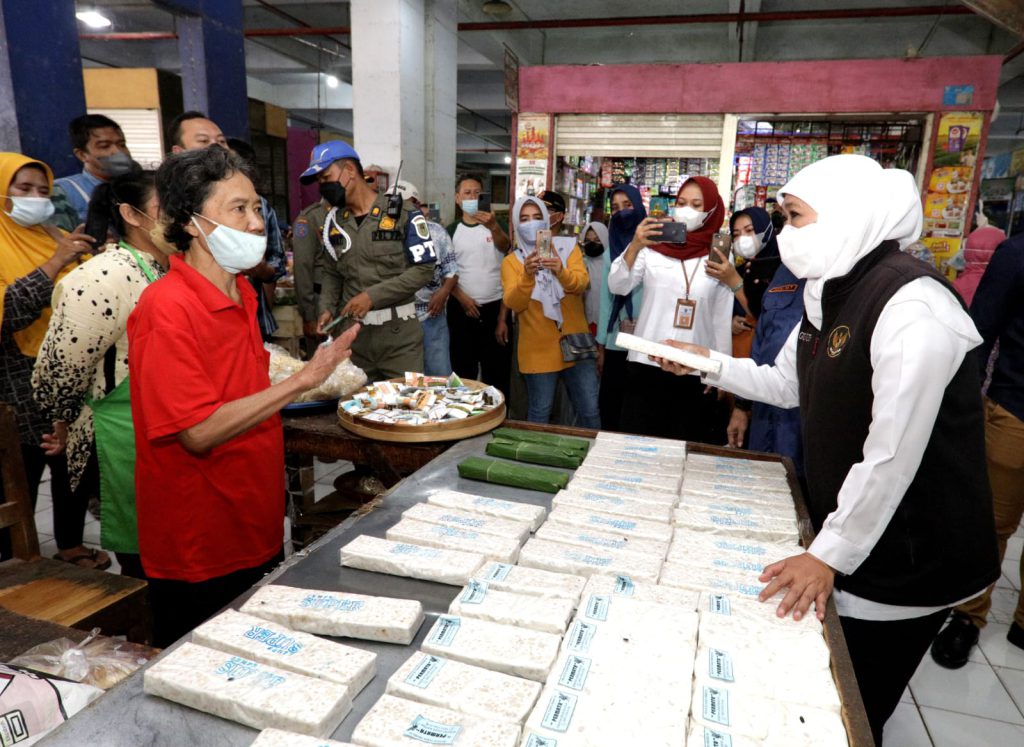 Gubernur Jawa Timur Khofifah Indar Parawansa saat meninjau pedagang tempe di pasar Madiun.