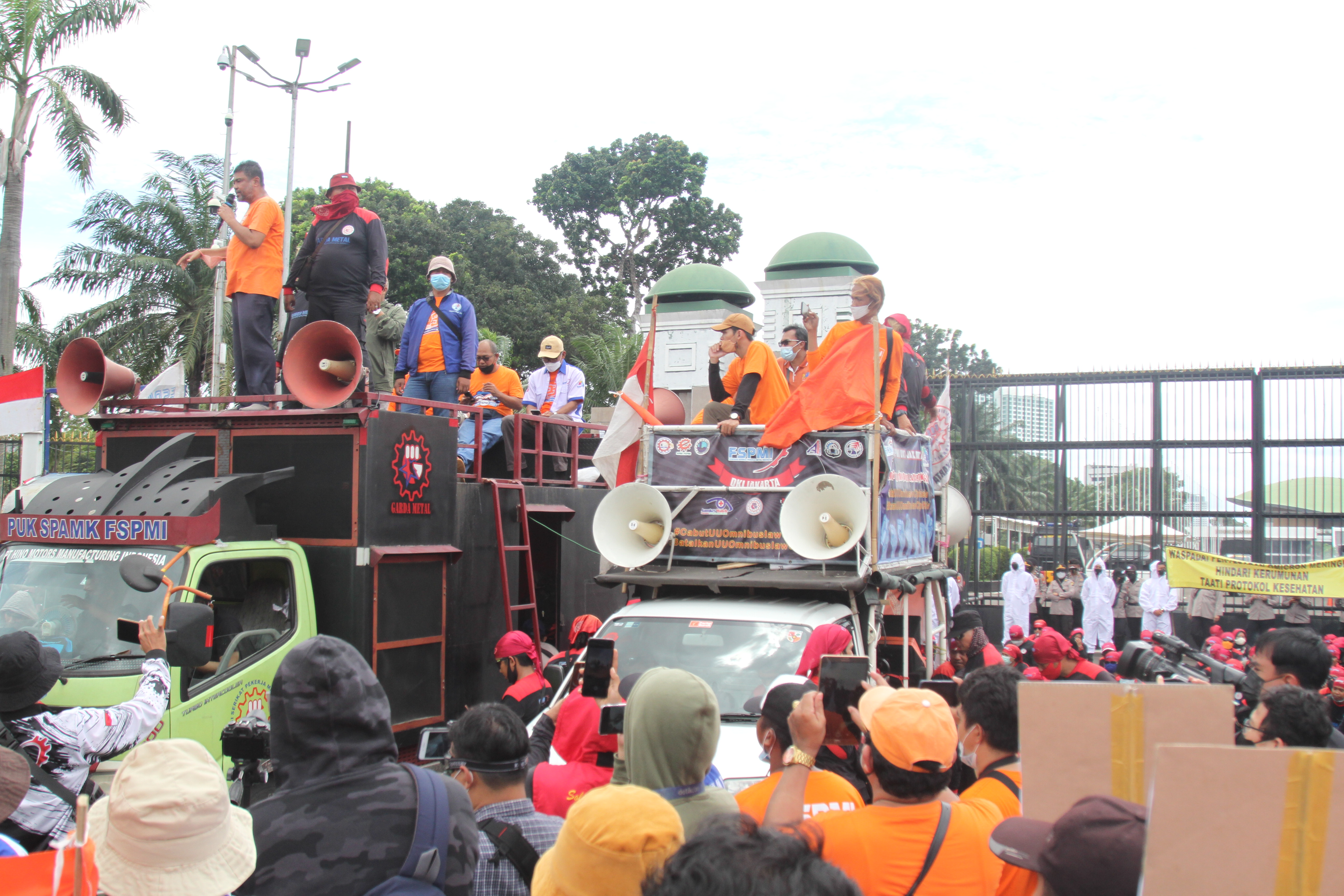 Buruh Gelar Aksi Demo di DPR, Tolak Omnibus Law UU Cipta Kerja
