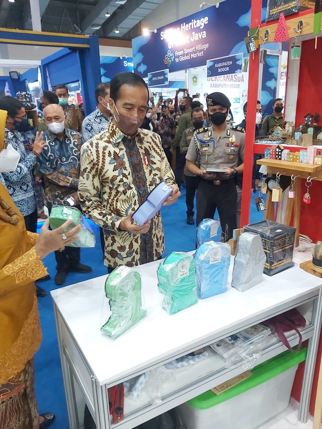 ‘Cakar’ Karya Warga Binaan Lapas Pasuruan Tarik Perhatian Presiden Jokowi dalam INACRAFT 2022