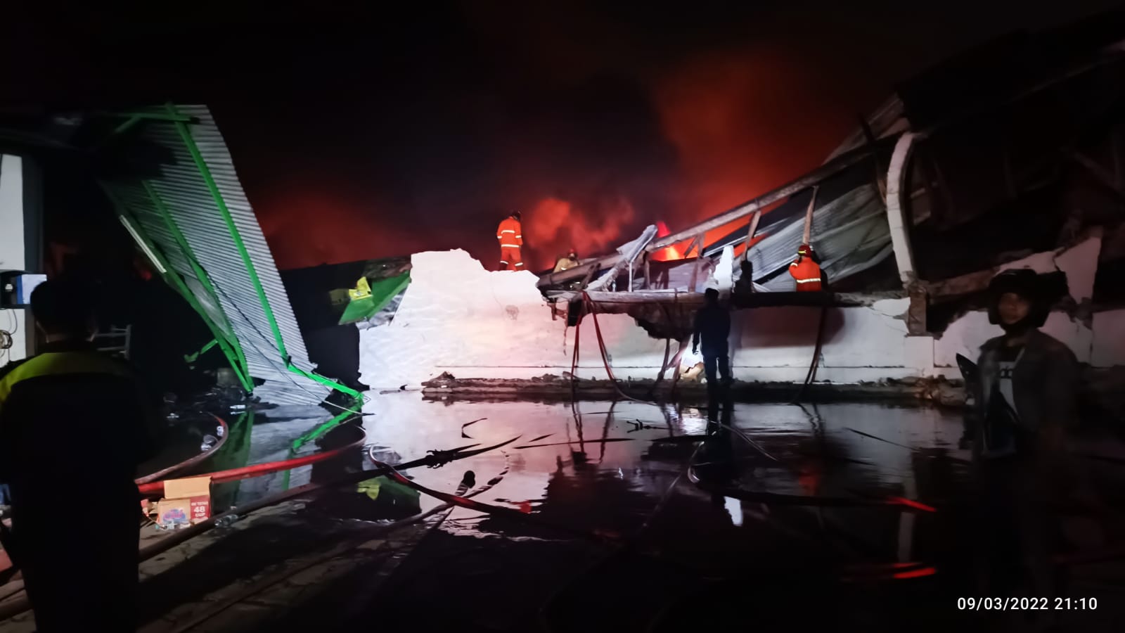 Pabrik Sepatu dan Sandal di Waru 6 Jam Masih Terbakar