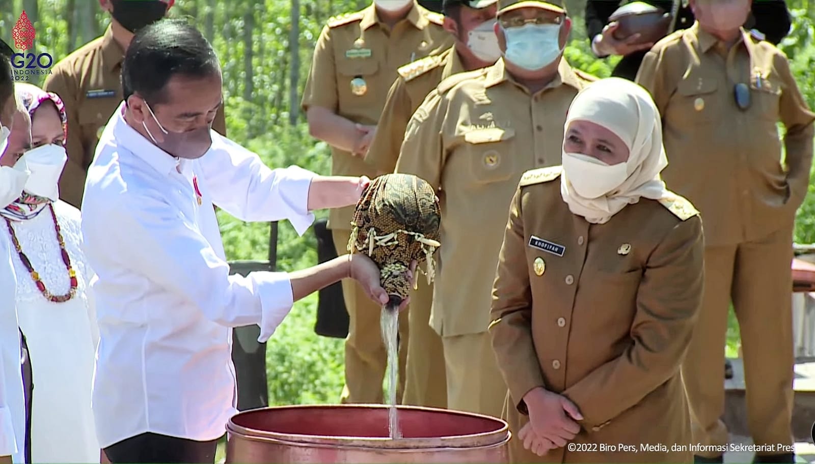 Gubernur Khofifah Serahkan Air dari Bumi Majapahit untuk Disatukan dalam Kendi Nusantara