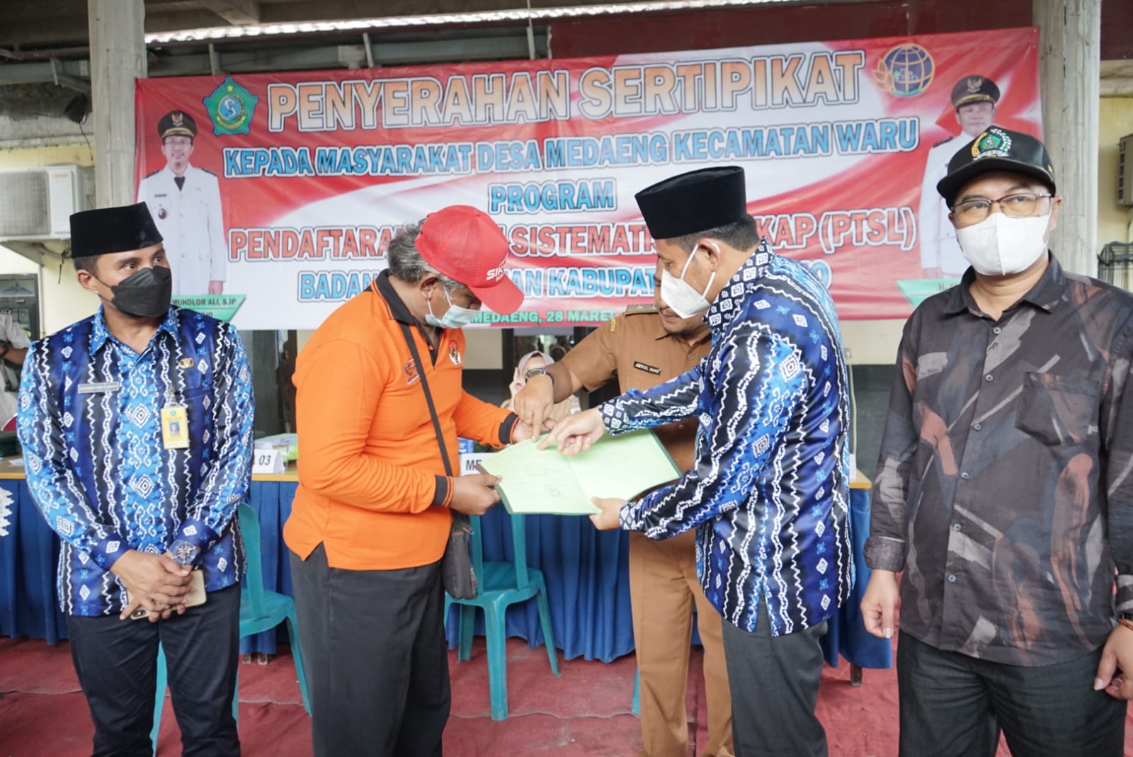 Wakil Bupati Sidoarjo Bagikan Sertifikat PTSL ke Warga Desa Medaeng