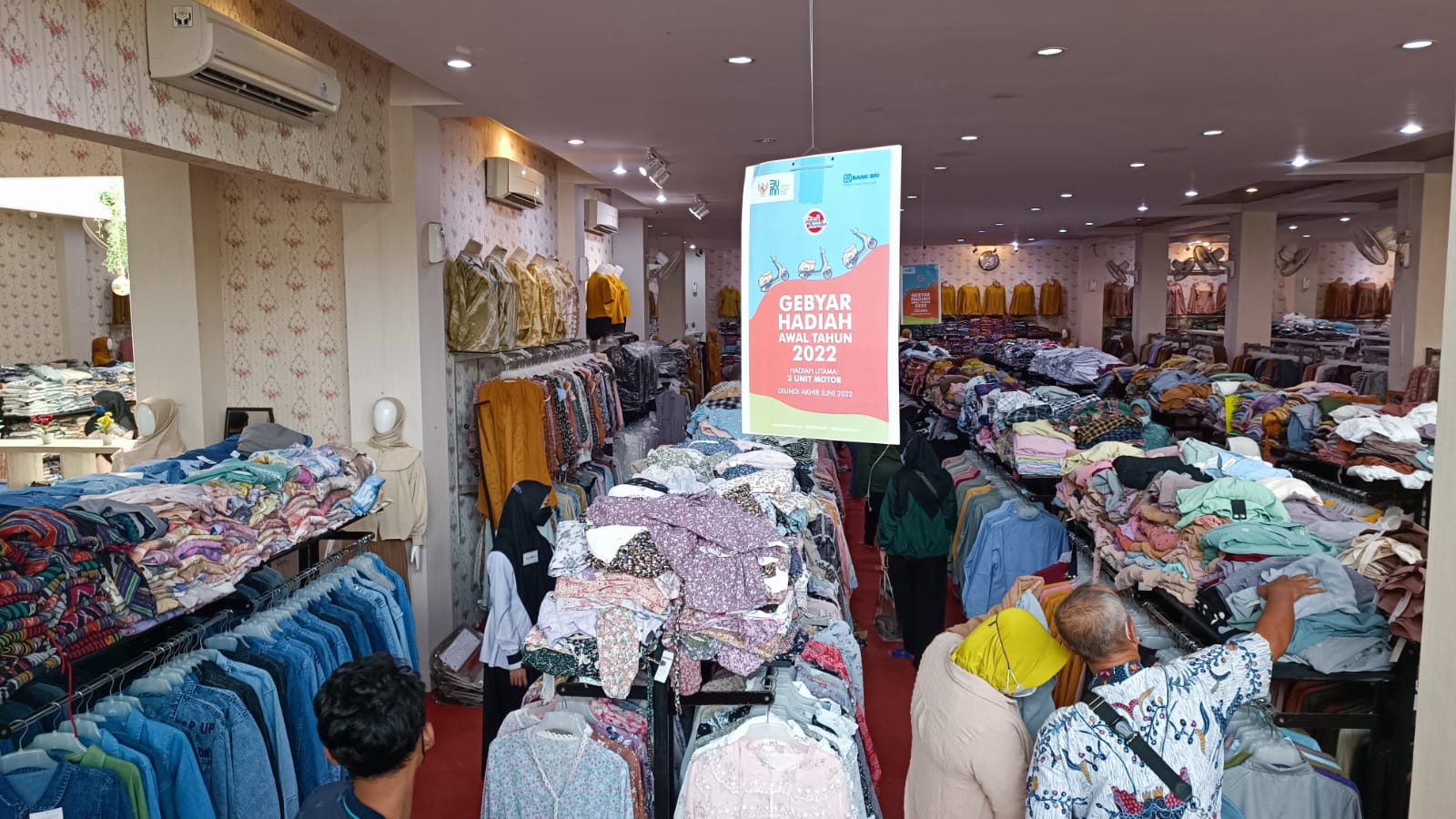 Penjualan Baju Lebaran Meningkat, Toko Gelar Undian Berhadiah Motor