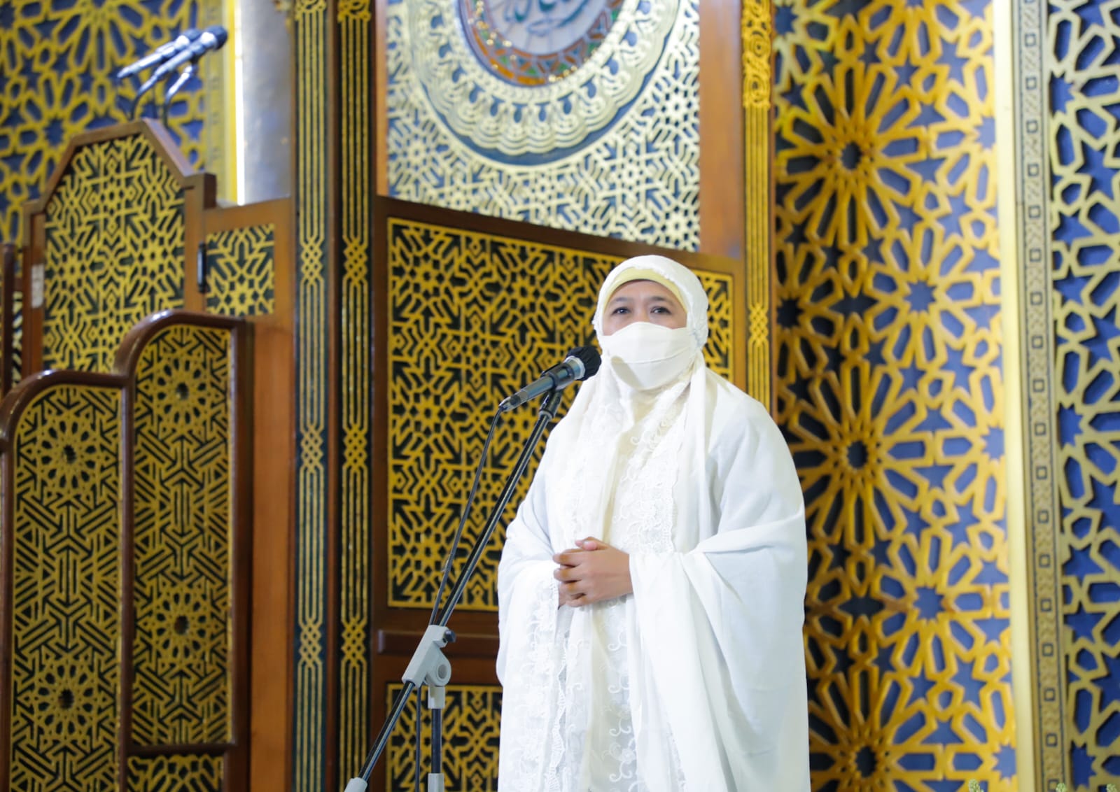 Gubernur Khofifah Salat Tarawih Pertama di Masjid Al Akbar Surabaya