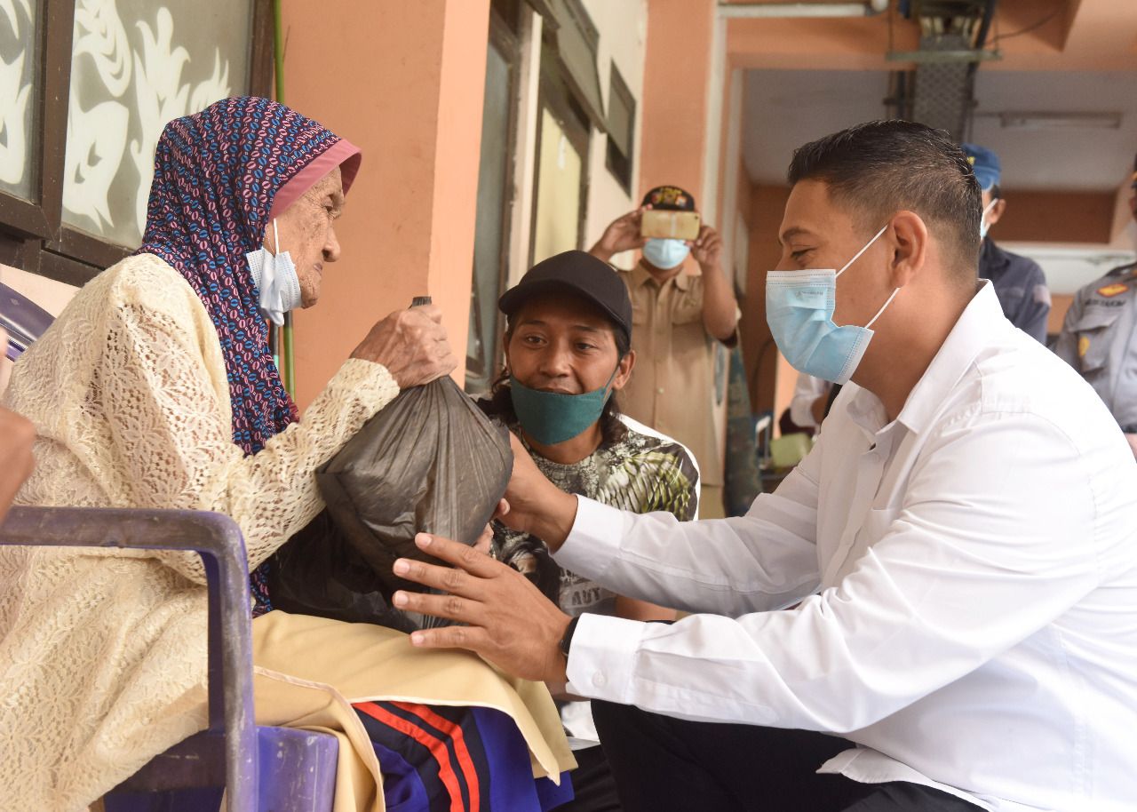 Trenyuh Lihat Nenek Jaelah, Walikota Abu Bakar Spontan Bantu Paket Sembako