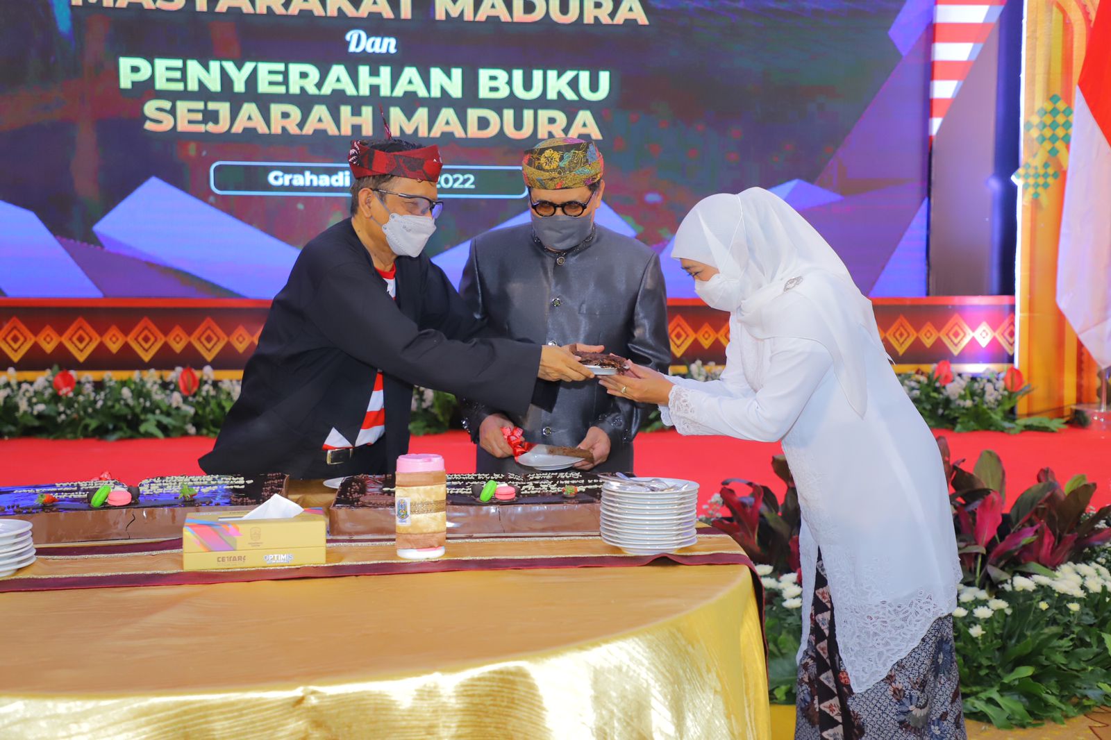 Gubernur Khofifah Ajak Masyarakat Madura Tingkatkan Daya Tarik Bagi Investor