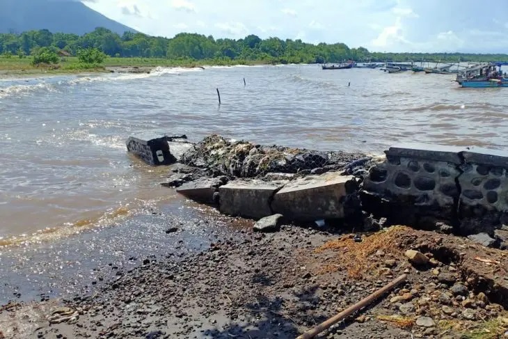 Banjir Rob Terjang Situbondo, Puluhan Rumah Rusak Parah